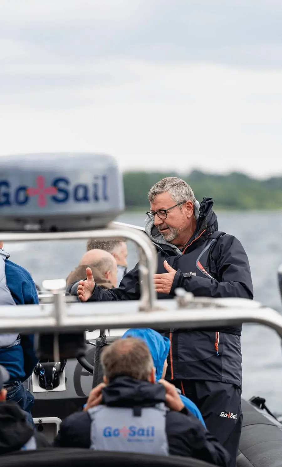 Gæster i redningsdragt ombord på RIB-båden