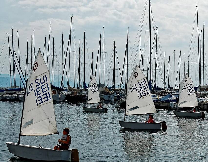 RIB-båd på åbent hav med passagerer ombord.