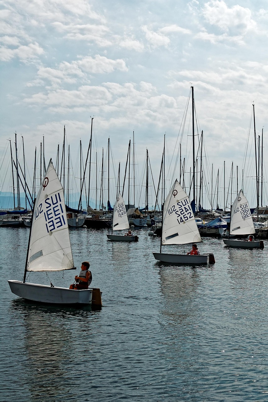 RIB-båd på åbent hav med passagerer ombord.