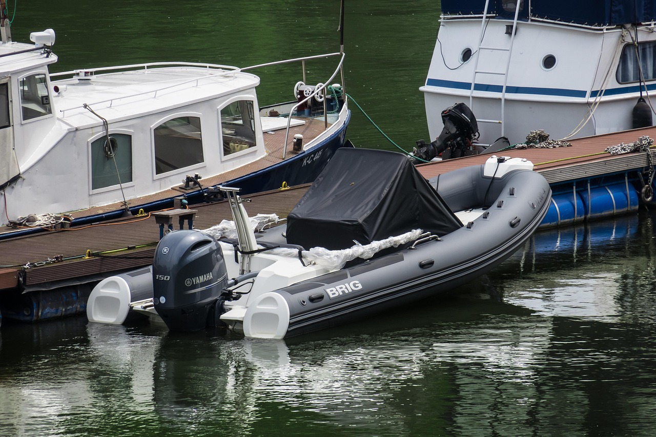 RIB-båd på åbent hav med passagerer ombord.