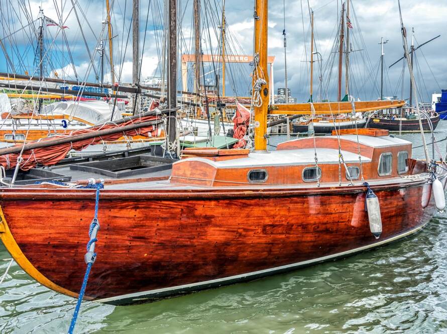 RIB-båd på åbent hav med passagerer ombord.