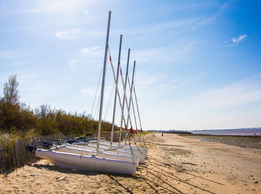 RIB-båd på åbent hav med passagerer ombord.