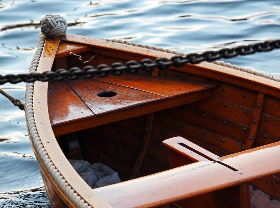 RIB-båd på åbent hav med passagerer ombord.