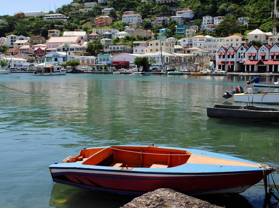 RIB-båd på åbent hav med passagerer ombord.