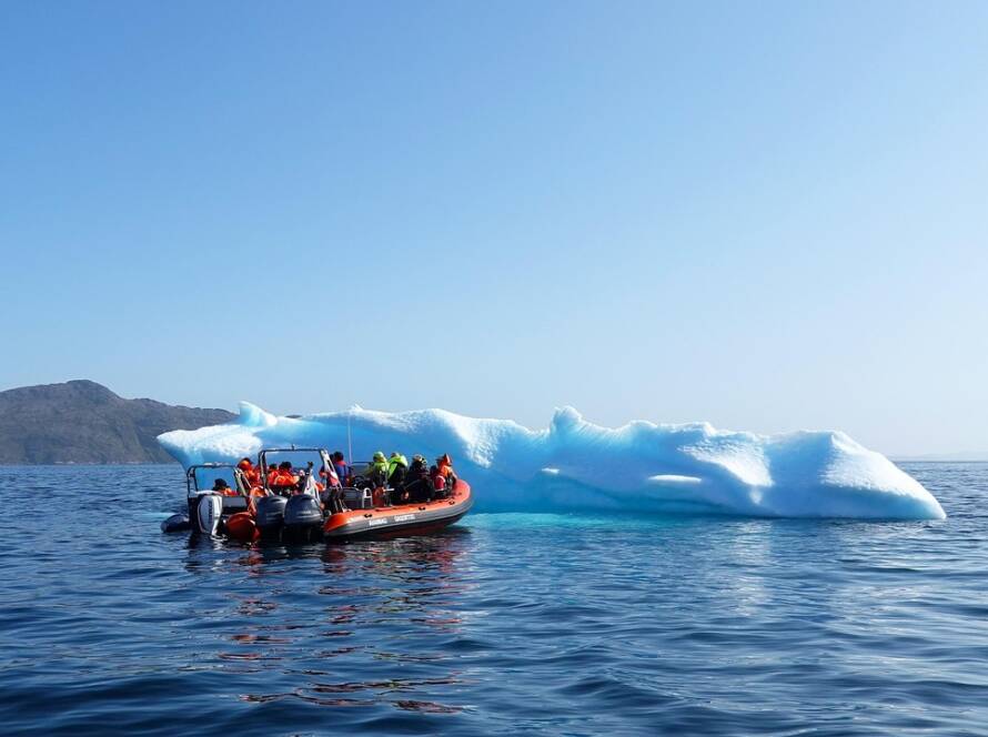 RIB-båd på åbent hav med passagerer ombord.