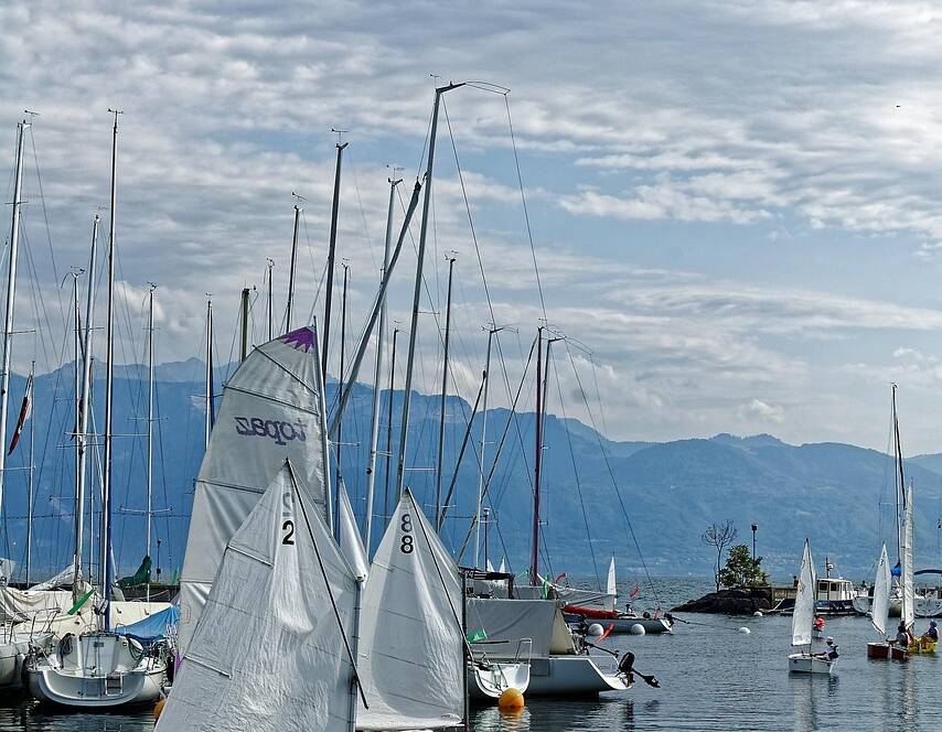RIB-båd på åbent hav med passagerer ombord.