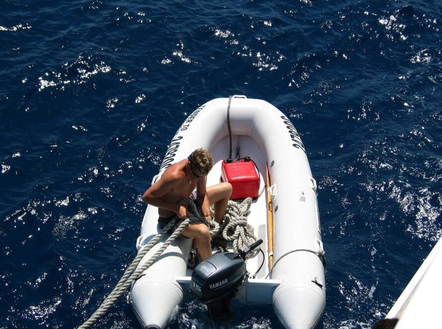 RIB-båd på åbent hav med passagerer ombord.