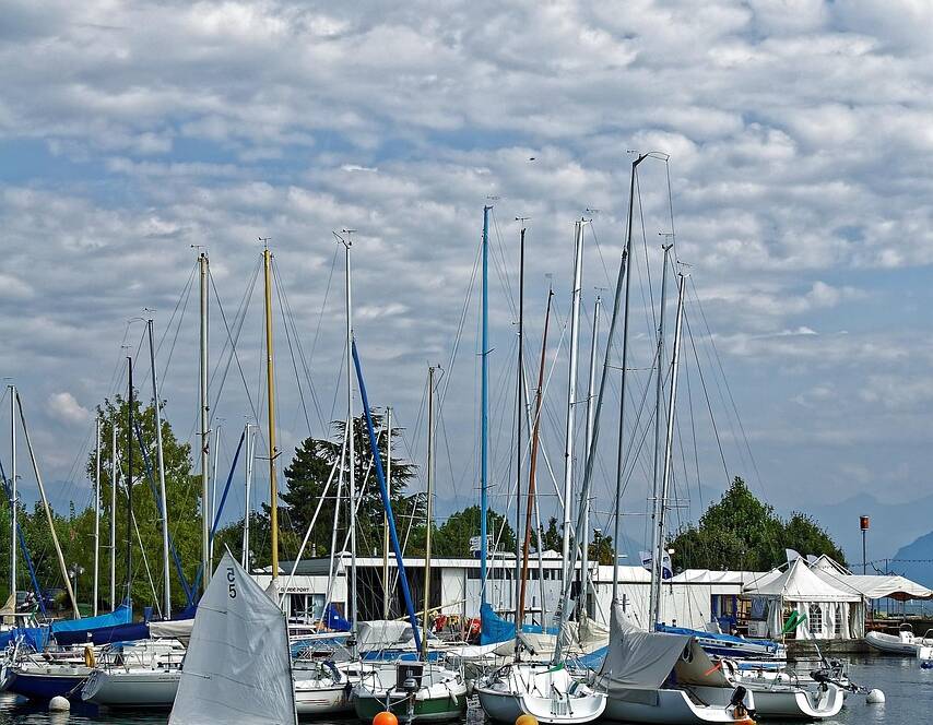 RIB-båd på åbent hav med passagerer ombord.