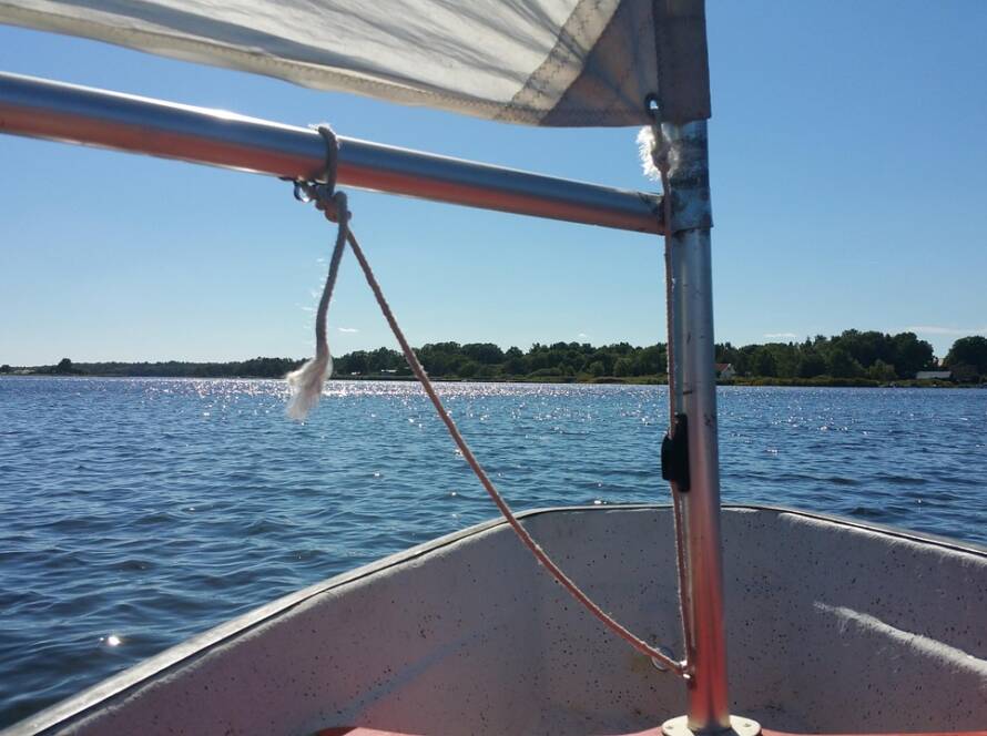 RIB-båd på åbent hav med passagerer ombord.