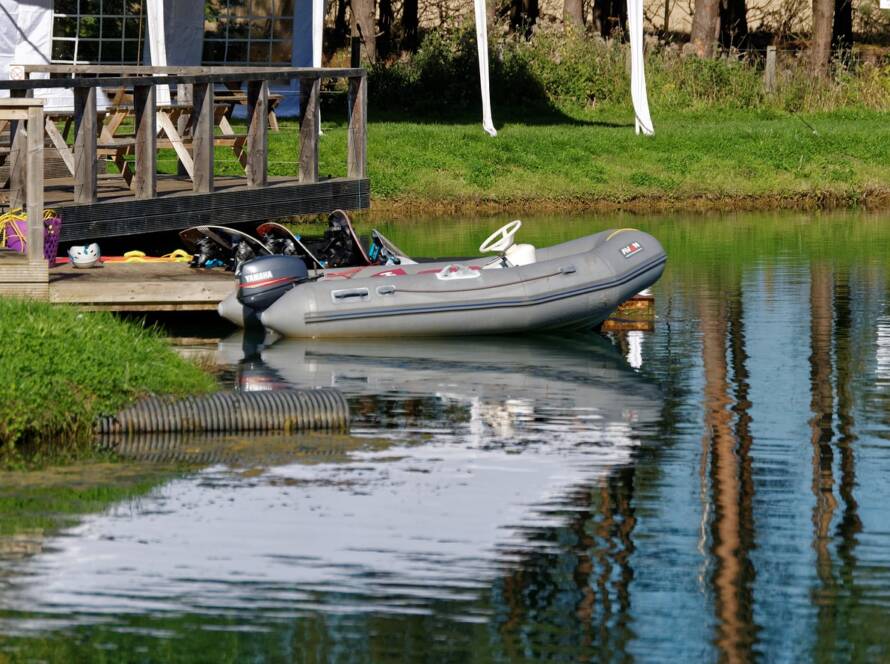 RIB-båd på åbent hav med passagerer ombord.