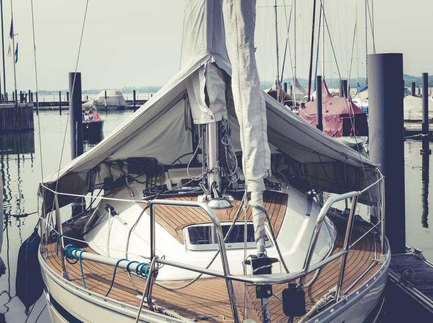 RIB-båd på åbent hav med passagerer ombord.