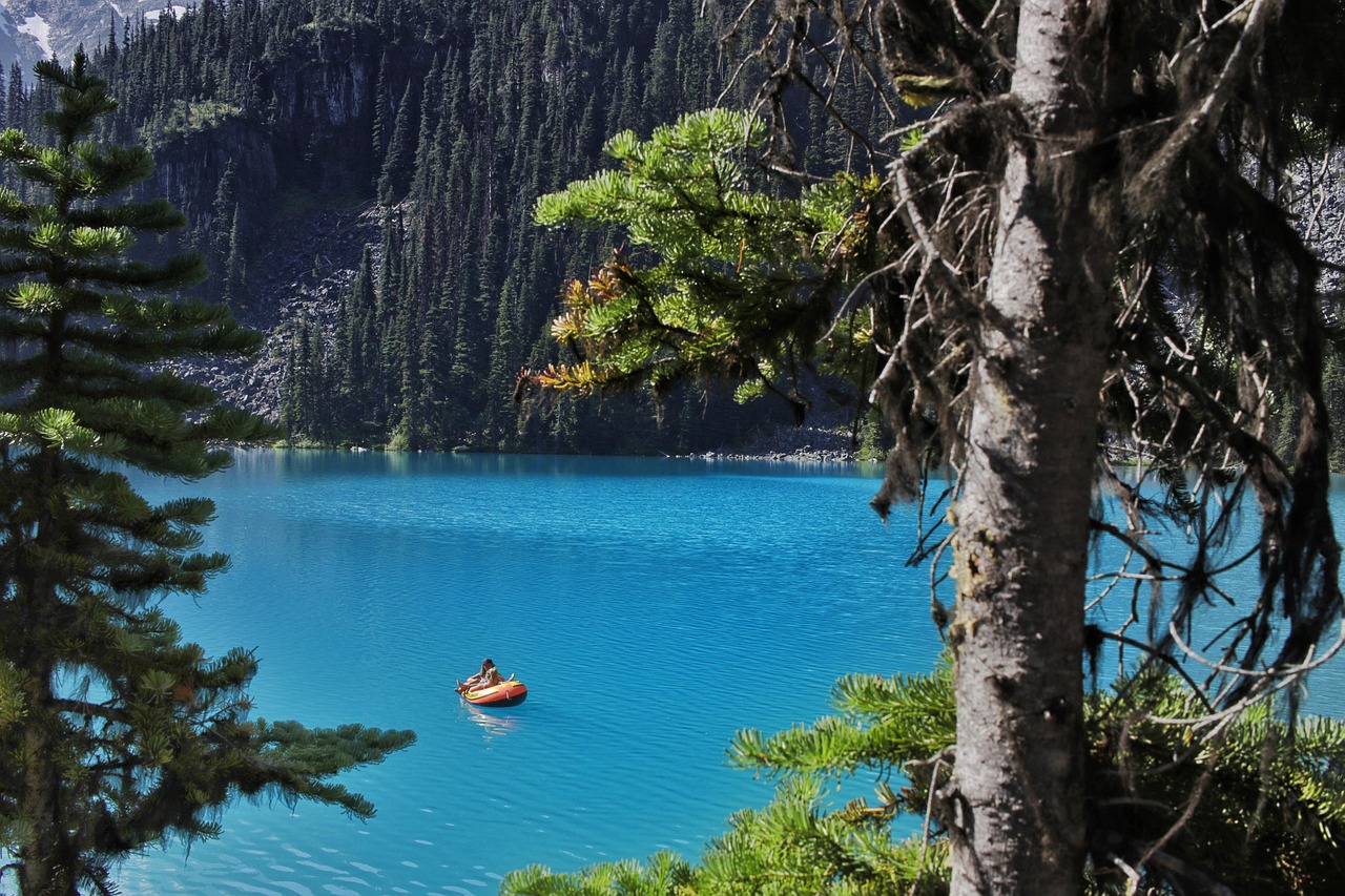 RIB-båd på åbent hav med passagerer ombord.