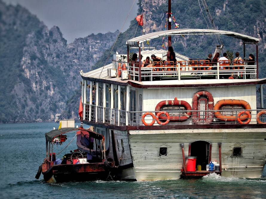 RIB-båd på åbent hav med passagerer ombord.