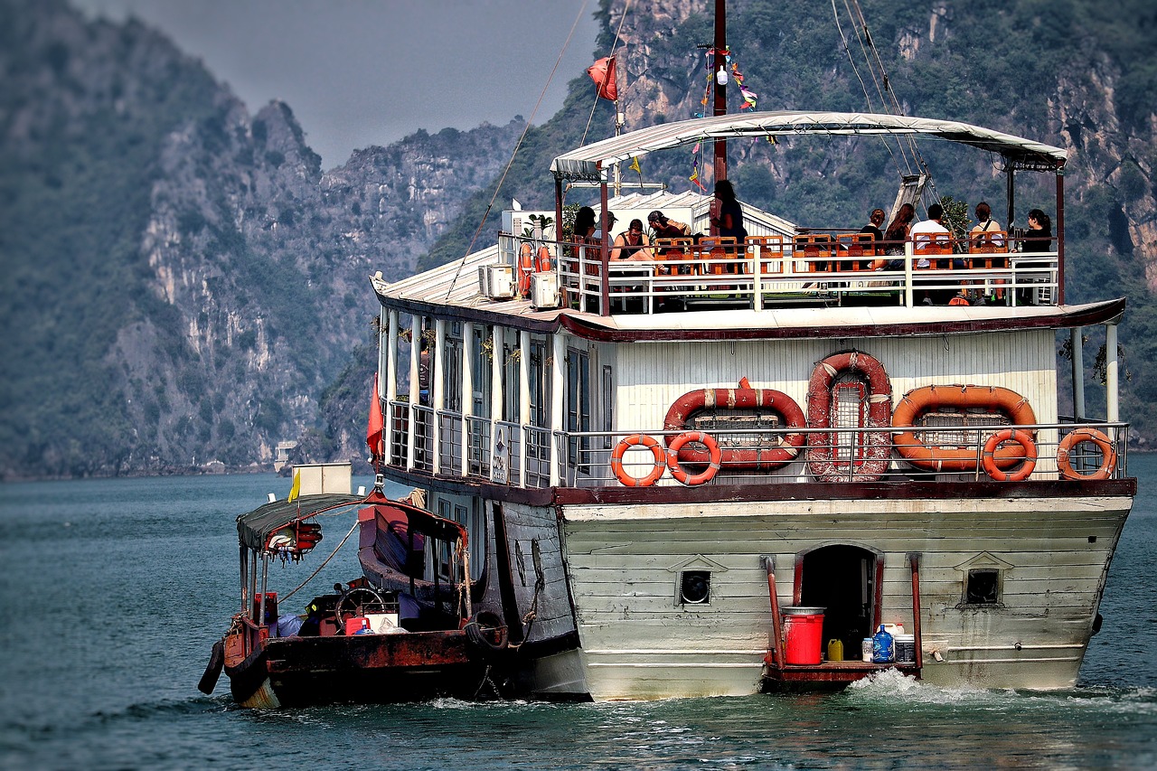 RIB-båd på åbent hav med passagerer ombord.