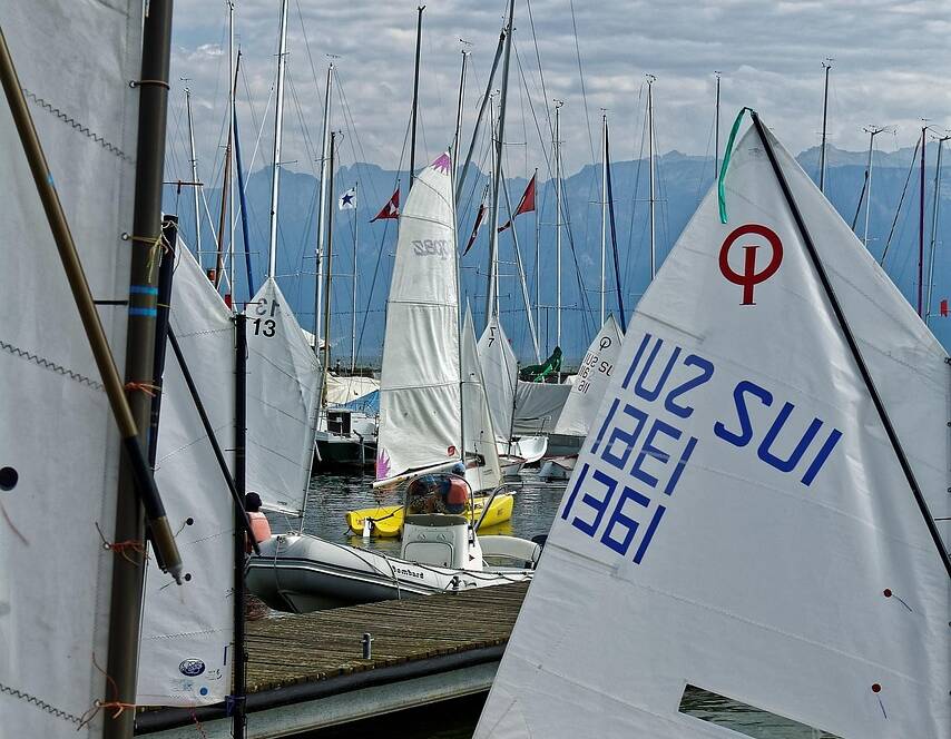 RIB-båd på åbent hav med passagerer ombord.