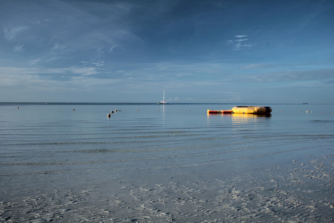 RIB-båd på åbent hav med passagerer ombord.