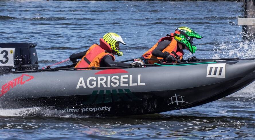 RIB-båd på åbent hav med passagerer ombord.