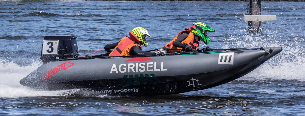 RIB-båd på åbent hav med passagerer ombord.