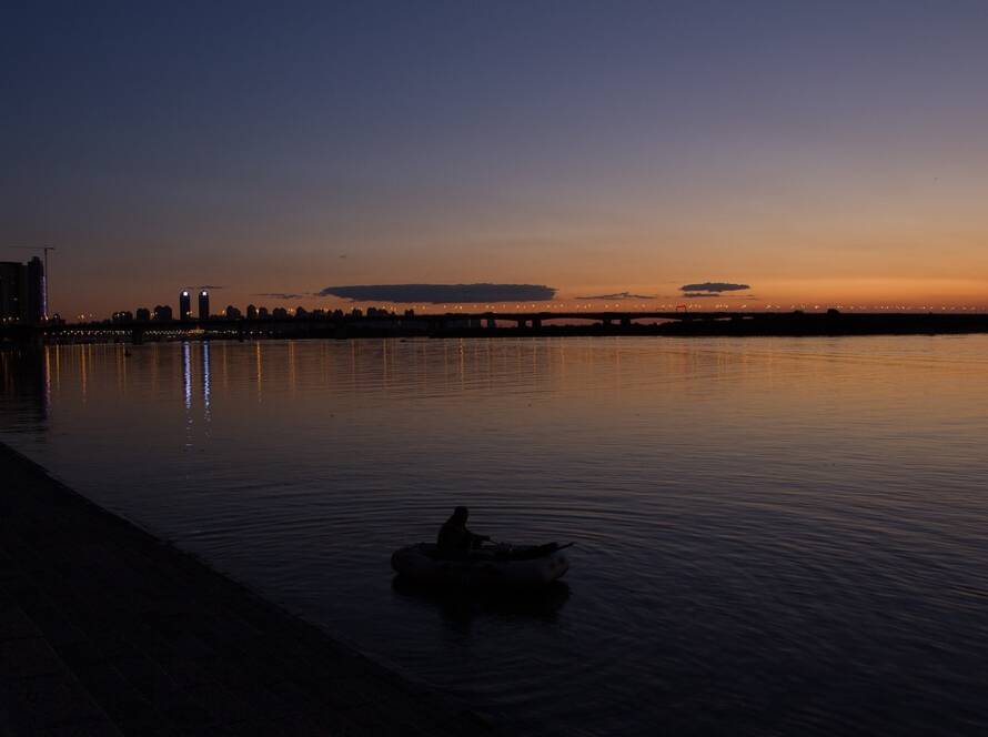 RIB-båd på åbent hav med passagerer ombord.