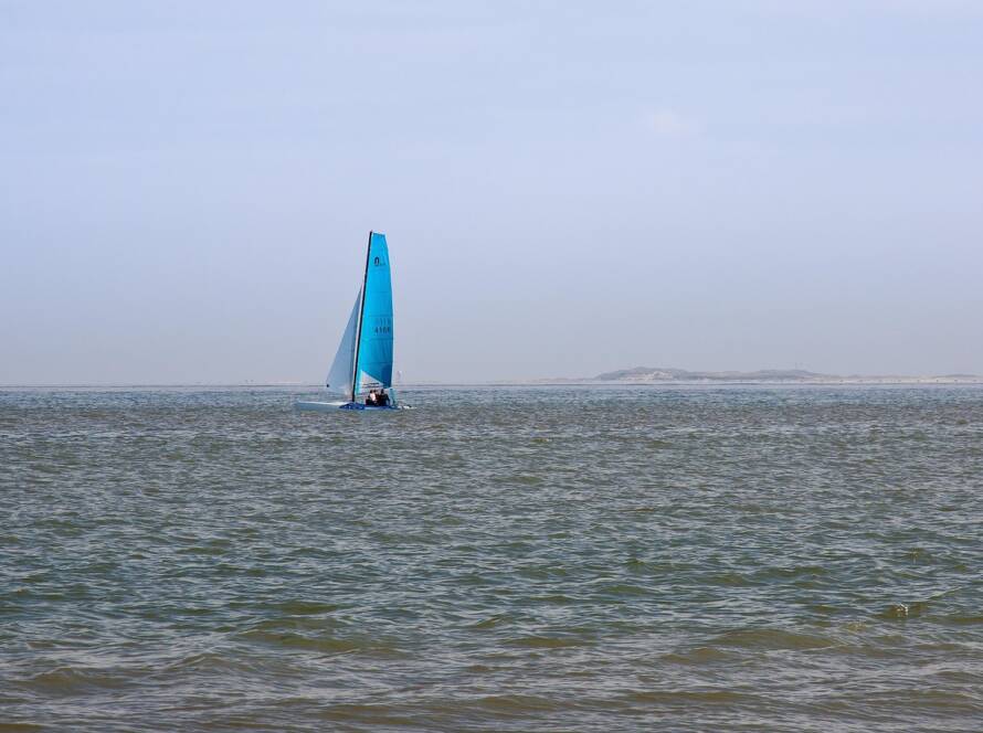 RIB-båd på åbent hav med passagerer ombord.