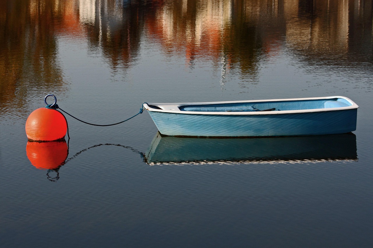 RIB-båd på åbent hav med passagerer ombord.