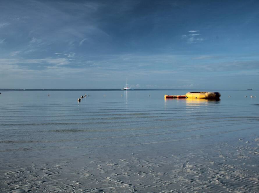 RIB-båd på åbent hav med passagerer ombord.